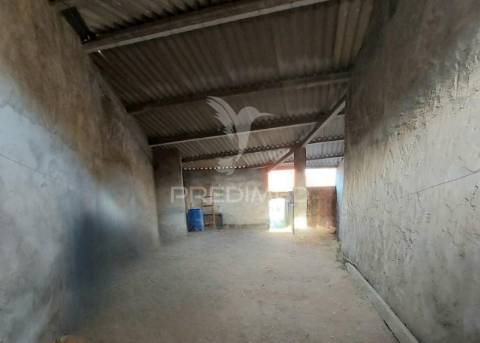 Barracão,anexos para recuperar e garagem na  abrã, santarém.