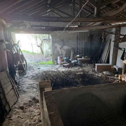 Barracão,anexos para recuperar e garagem na  abrã, santarém.