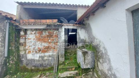 Barracão,anexos para recuperar e garagem na  abrã, santarém.