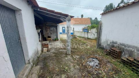 Barracão,anexos para recuperar e garagem na  abrã, santarém.