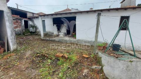 Barracão,anexos para recuperar e garagem na  abrã, santarém.