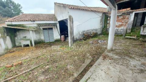 Barracão,anexos para recuperar e garagem na  abrã, santarém.