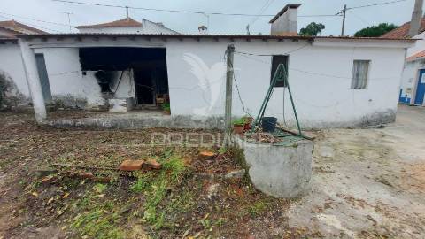 Barracão,anexos para recuperar e garagem na  abrã, santarém.