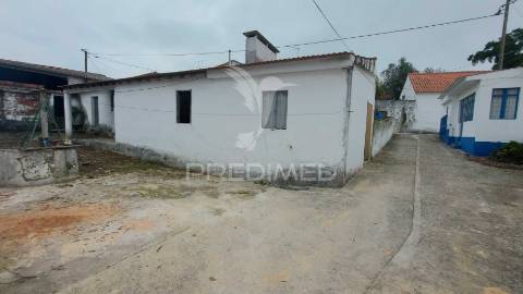 Barracão,anexos para recuperar e garagem na  abrã, santarém.