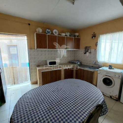 Barracão,anexos para recuperar e garagem na  abrã, santarém.