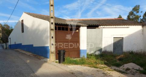 Barracão,anexos para recuperar e garagem na  abrã, santarém.