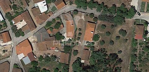 Barracão,anexos para recuperar e garagem na  abrã, santarém.