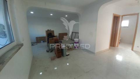 Moradia t3 em recuperação – foros da amora