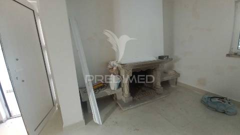 Moradia t3 em recuperação – foros da amora