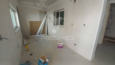 Moradia t3 em recuperação – foros da amora