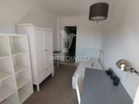 Arrendam-se quartos individuais para raparigas e rapazes  , fidalguinhos.