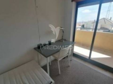 Arrendam-se quartos individuais para raparigas e rapazes  , fidalguinhos.