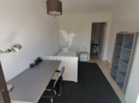 Arrendam-se quartos individuais para raparigas e rapazes  , fidalguinhos.