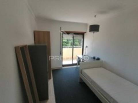 Arrendam-se quartos individuais para raparigas e rapazes  , fidalguinhos.