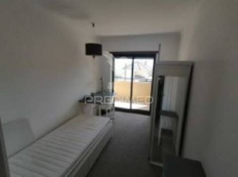 Arrendam-se quartos individuais para raparigas e rapazes  , fidalguinhos.