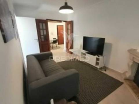 Arrendam-se quartos individuais para raparigas e rapazes  , fidalguinhos.