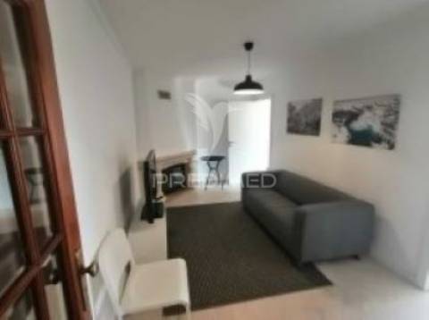 Arrendam-se quartos individuais para raparigas e rapazes  , fidalguinhos.