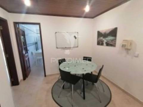 Arrendam-se quartos individuais para raparigas e rapazes  , fidalguinhos.