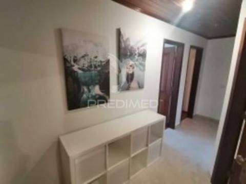 Arrendam-se quartos individuais para raparigas e rapazes  , fidalguinhos.