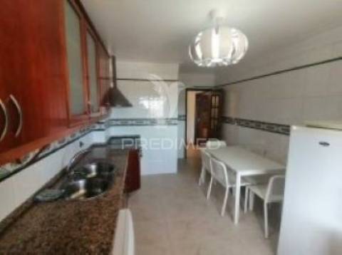 Arrendam-se quartos individuais para raparigas e rapazes  , fidalguinhos.