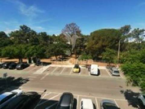 Arrendam-se quartos individuais para raparigas e rapazes  , fidalguinhos.