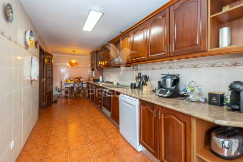 Andar de moradia duplex com logradouro e garagem,setúbal.