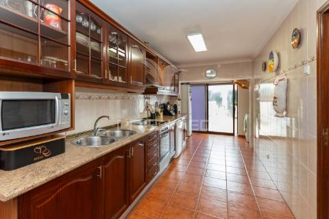 Andar de moradia duplex com logradouro e garagem,setúbal.