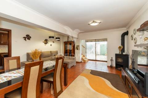 Andar de moradia duplex com logradouro e garagem,setúbal.