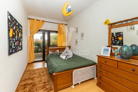 Andar de moradia duplex com logradouro e garagem,setúbal.