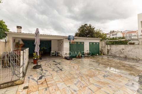 Andar de moradia duplex com logradouro e garagem,setúbal.