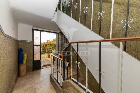 Andar de moradia duplex com logradouro e garagem,setúbal.