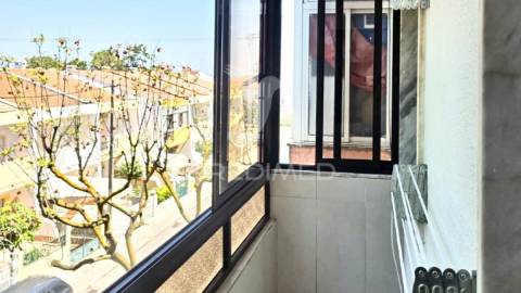 Apartamento t2 em santo antónio da charneca, barreiro