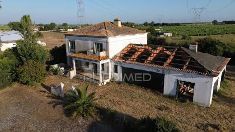 Quinta com 10.000 m² e armazém licenciado para indústria — palmela