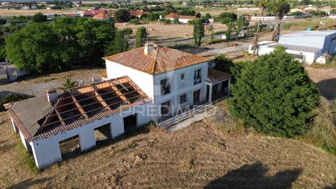 Quinta com 10.000 m² e armazém licenciado para indústria — palmela