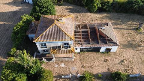 Quinta com 10.000 m² e armazém licenciado para indústria — palmela