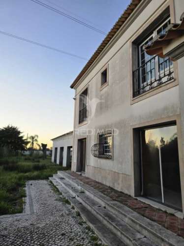 Quinta com 10.000 m² e armazém licenciado para indústria — palmela