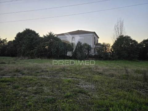 Quinta com 10.000 m² e armazém licenciado para indústria — palmela