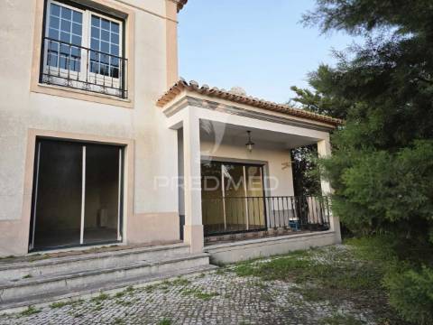 Quinta com 10.000 m² e armazém licenciado para indústria — palmela