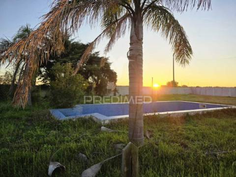 Quinta com 10.000 m² e armazém licenciado para indústria — palmela