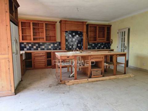 Quinta com 10.000 m² e armazém licenciado para indústria — palmela