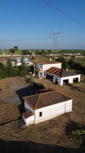 Quinta com 10.000 m² e armazém licenciado para indústria — palmela