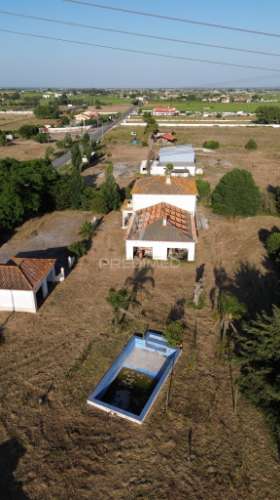 Quinta com 10.000 m² e armazém licenciado para indústria — palmela