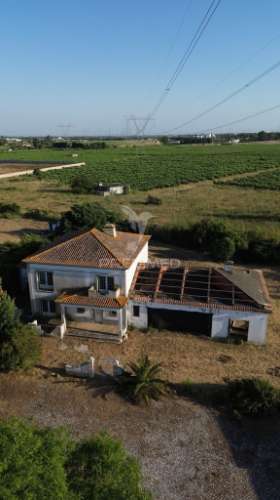 Quinta com 10.000 m² e armazém licenciado para indústria — palmela