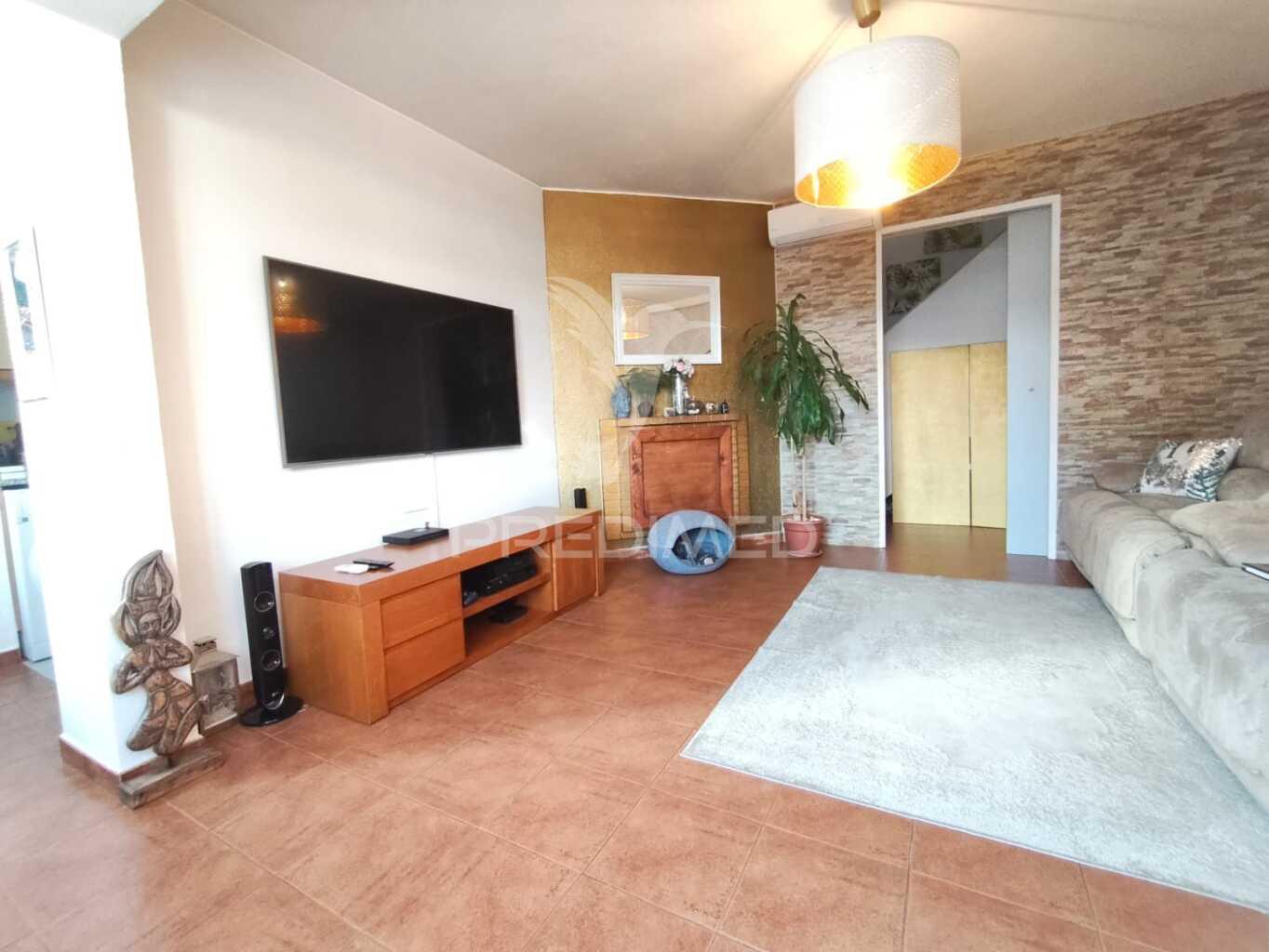 Duplex t2 com lareira e varanda ampla, grândola.