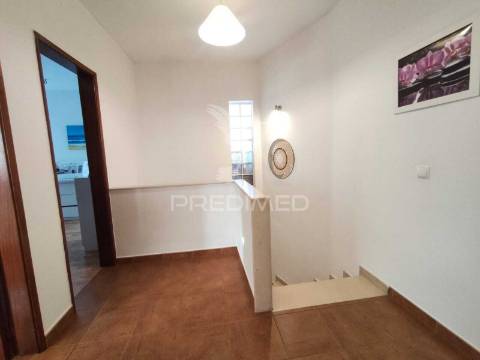 Duplex t2 com lareira e varanda ampla, grândola.