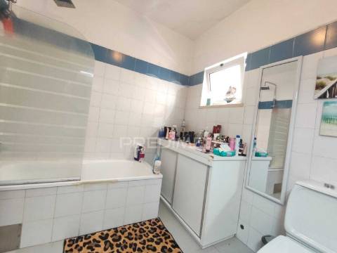 Duplex t2 com lareira e varanda ampla, grândola.