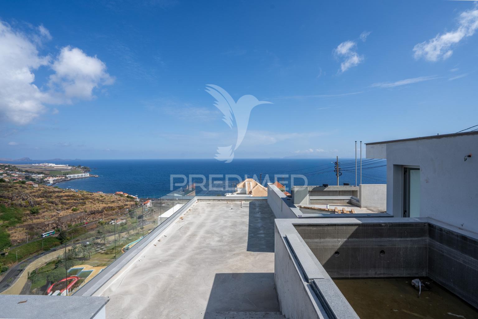 Moradia t3 em fase de construção com vista mar , santa cruz - ilha da madeira