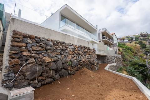 Moradia t3 em fase de construção com vista mar , santa cruz - ilha da madeira