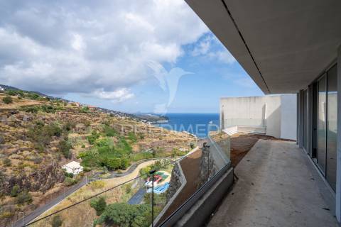 Moradia t3 em fase de construção com vista mar , santa cruz - ilha da madeira