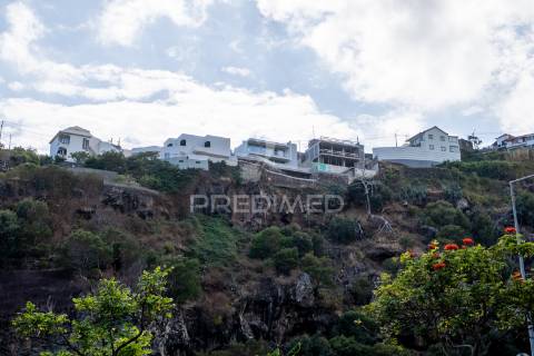 Moradia t3 em fase de construção com vista mar , santa cruz - ilha da madeira